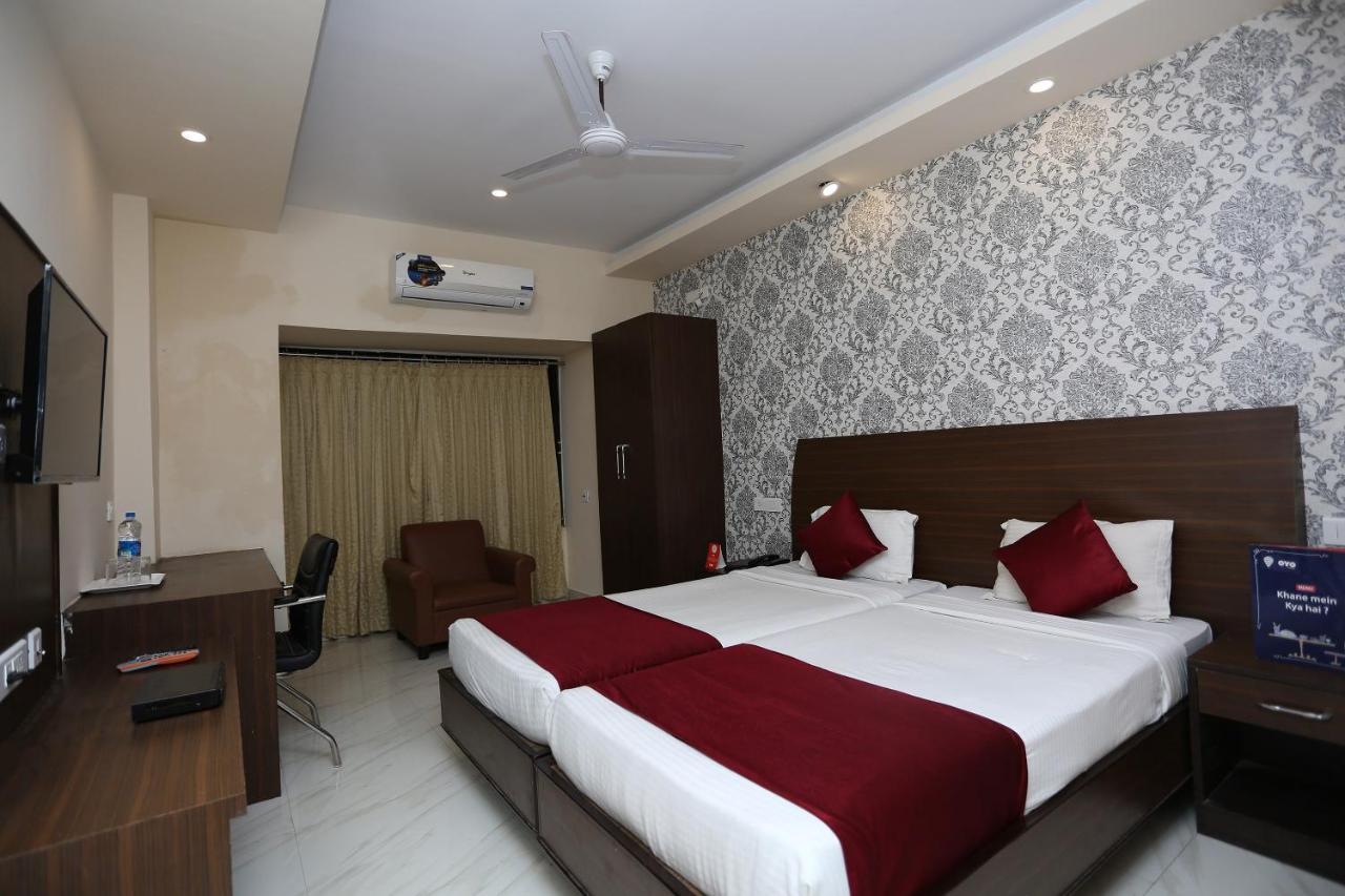 Hotel Railview Bhuvanesvar Kültér fotó