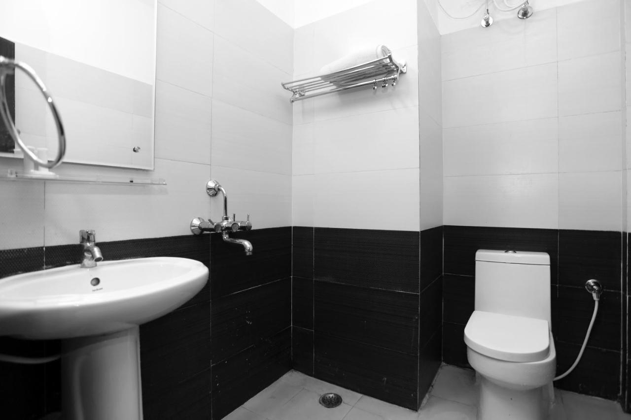 Hotel Railview Bhuvanesvar Kültér fotó