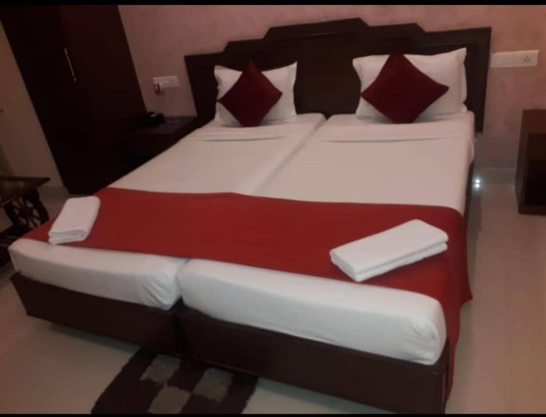 Hotel Railview Bhuvanesvar Kültér fotó